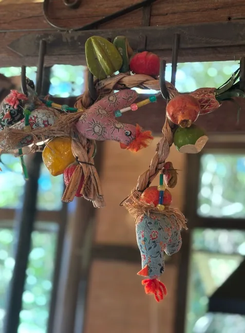 Peças decorativas de colagem penduradas
