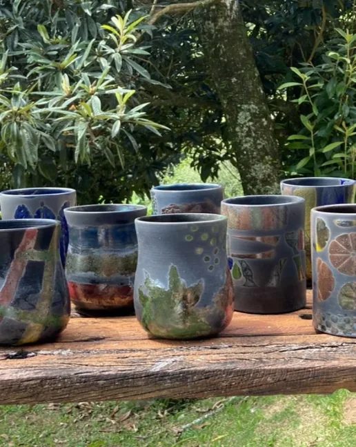 Peças de cerâmica com efeitos únicos da queima Raku