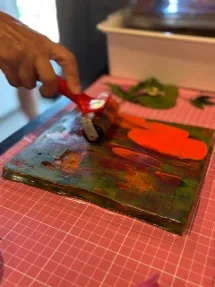 Aplicando tinta vermelha com rolo