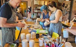 Grupo de pessoas trabalhando juntas em ateliê colaborativo
